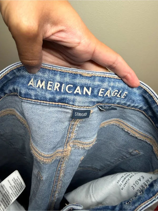 American Eagle Women Distressed Light Wash High Waisted Mom Jeans 2 Short Denim - Image 4