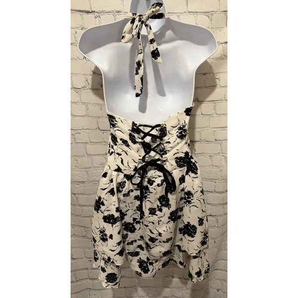 Black And White Floral Dress With Lace Back Size Medium - Image 3