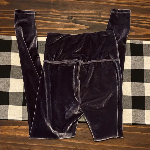 Beyond Yoga Velvet Leggings Deep Amethyst xs - Image 3