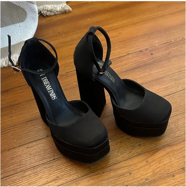 Black platform pumps Size 5.5 - Image 2