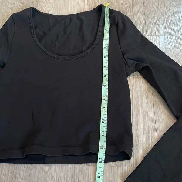 NWOT OQQ Black Scoop Neck Crop Active Long Sleeve Ribbed Top size Small - Image 4