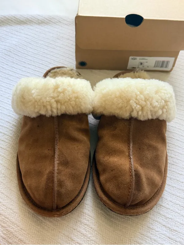 UGG Slippers Size 9 - Image 4