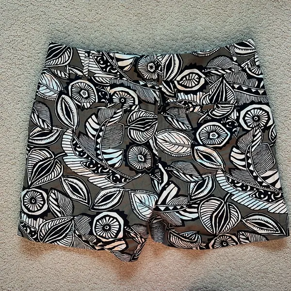LOFT High Waist Black and White Abstract Shorts - Image 6