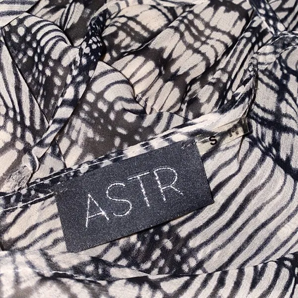 ✨ ASTR Lace patterned Surplice romper ✨ - Image 9