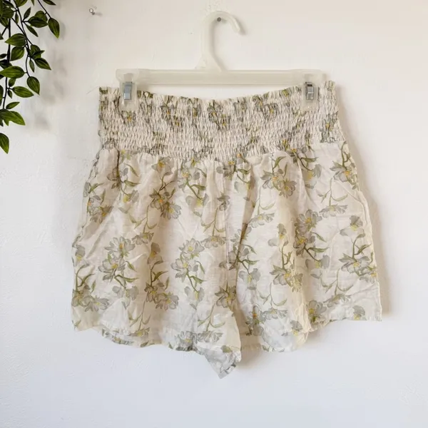 Lulu's Playfully Sweet Floral Shorts Sz M - Image 3