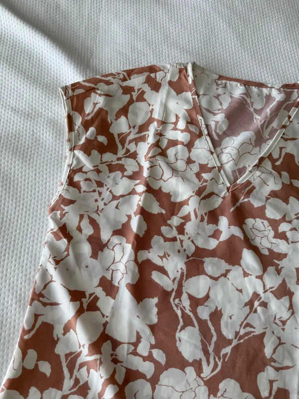 Beige V-Neck Blouse With White Floral Print - Image 2