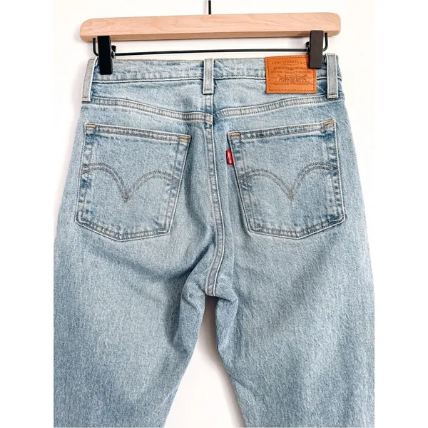 Levi’s Wedgie High Rise Light Wash Jeans Size 25 - Image 6