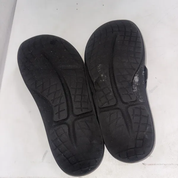 OOFOS Ooriginal Recovery Black Sandals Thong Flip Flops Women's Size 9 Men's 7 - Image 9
