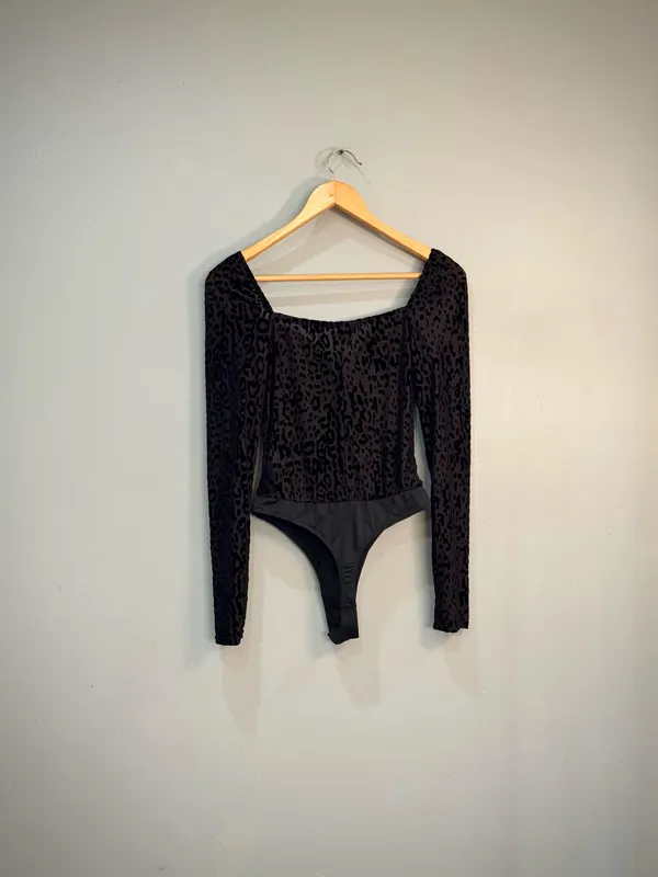 Black Lulu's Leopard Print Velour L/S Bodysuit Size S EUC - Image 5