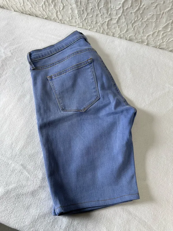 Gap Bermuda Shorts Women's Size 30 Light Blue Classic Denim Soft - Image 3