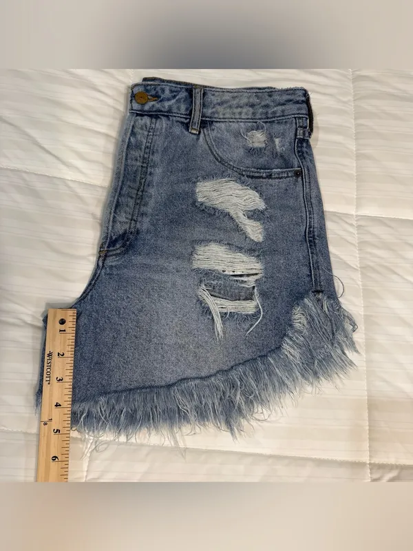 We The Free Distressed “Moon Child’ Distressed Cured Fray Hem Shorts. Size 30. - Image 6