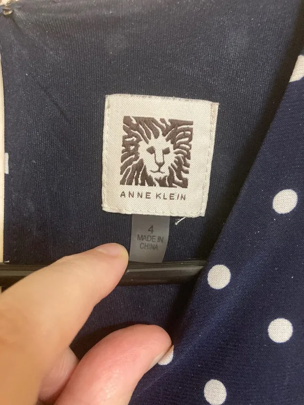 Anne Klein women's size 4 navy blue and white polka dot sleeveless dress - Image 10