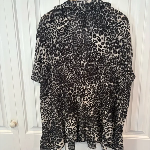 Chelsea‎ Studio Black And Gray Leopard Print Pleated Blouse Size 2X - Image 2
