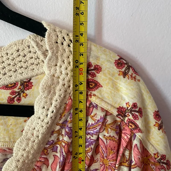 Free People Pink Purple Floral V-neck Shirt Crochet Neckline Women's size Large - Image 8
