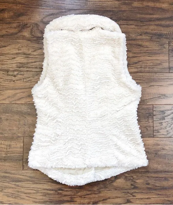 Patagonia • Pelage Fleece Vest cream faux fur zip front asymmetrical shawl - Image 9