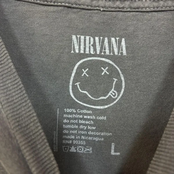 Nirvana Grunge Live Rock Tshirt size Large - Image 4