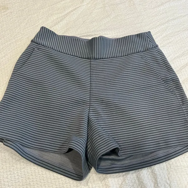 Lululemon Shaped Shorts size 8 women 3” inseam - Image 3