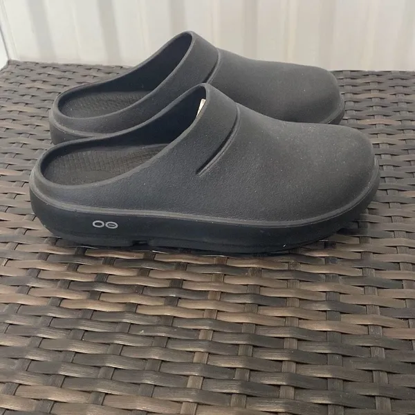 Oofos clogs shoes, women’s size 8 Black - Image 5