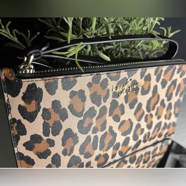 Kate Spade Lucy Medium L-Zip Wristlet Leopard Saffiano Leather NWT - Image 4
