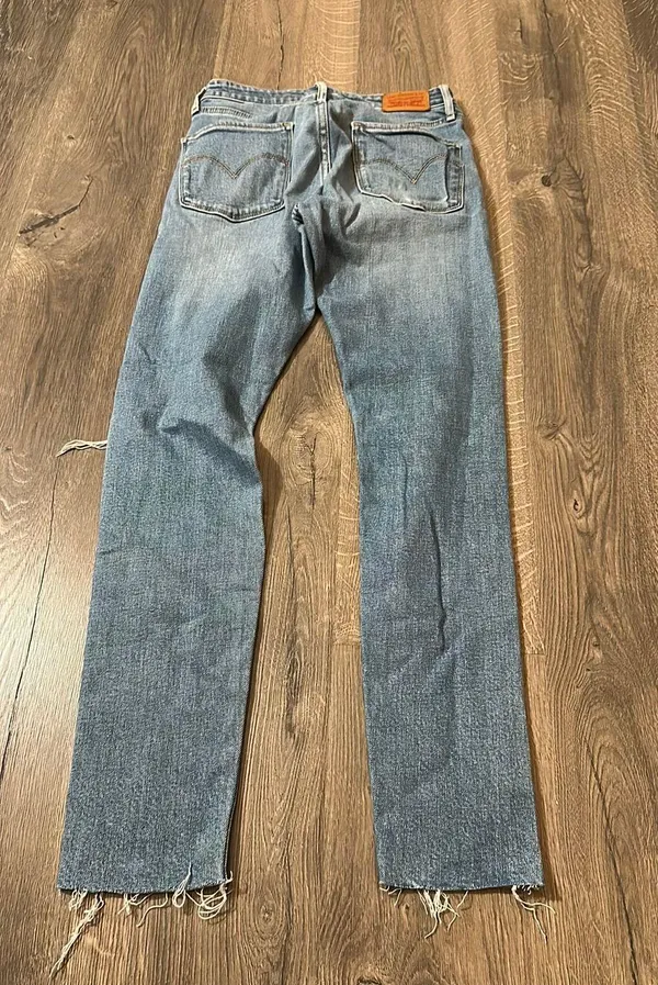 Women’s Levi’s jeans - Image 2