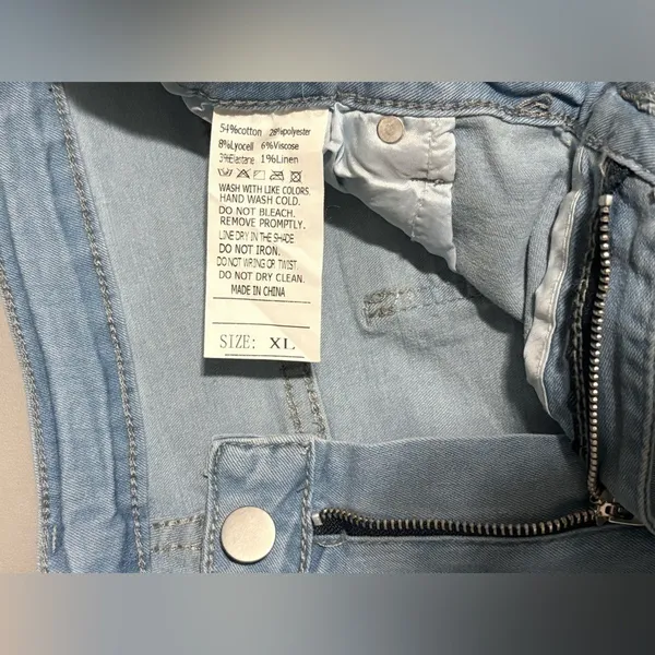 Light Wash Distressed Wide Leg Jeans NWOT - Image 4