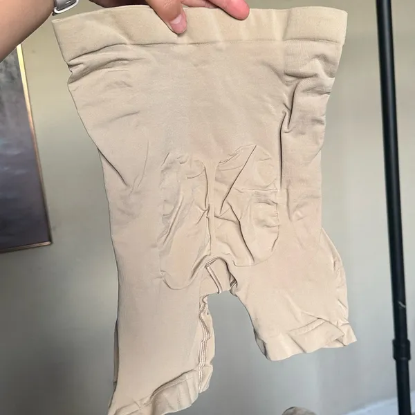 Skims Seamless Sculpt Mid Thigh Short Sand‎ NWOT size S - Image 5