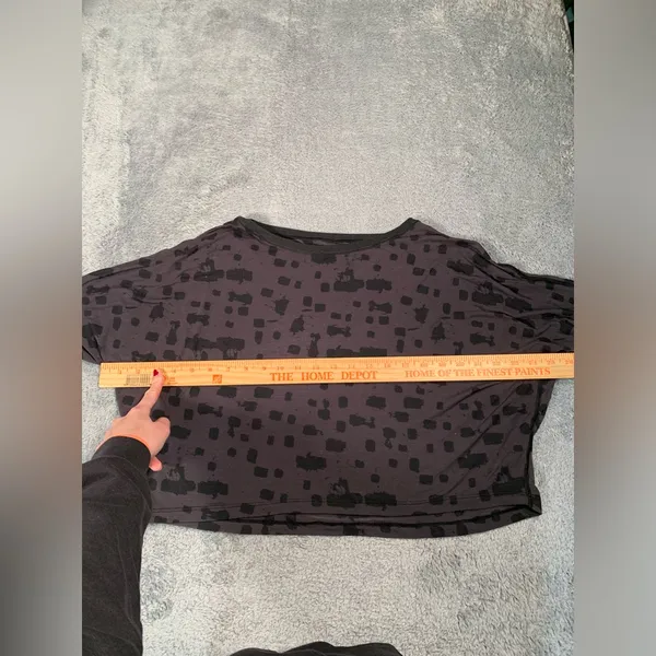 Lululemon Black gray Patterned tee shirt Top cropped - Image 6