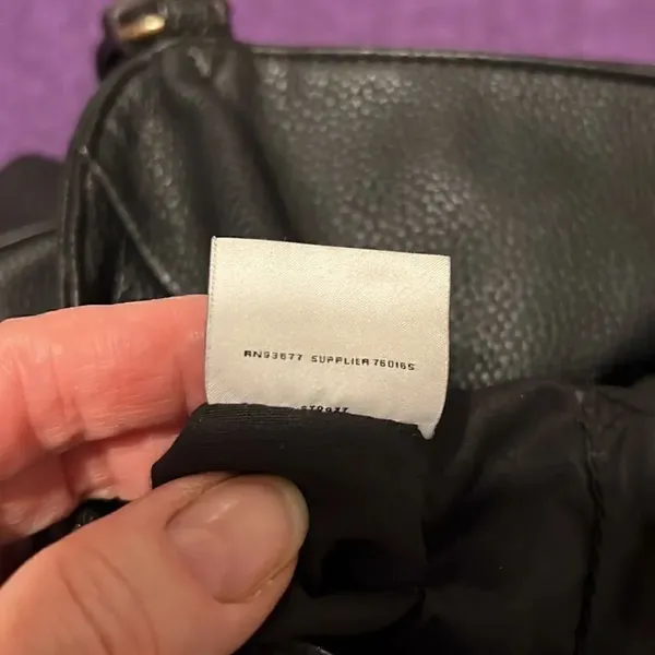 Liz Claiborne black handbag with lots of pockets and cute lock accent EUC - Image 15