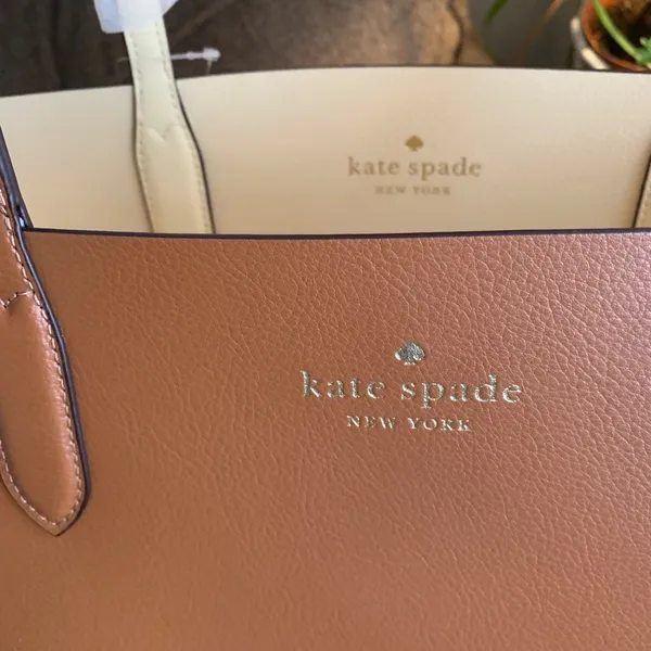 Authentic KATE SPADE Pebbled leather REVERSIBLE Open tote with zip coin - Image 10