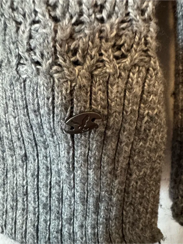 American Eagle Gray Textured Knit V‑Neck Sweater – Medium - Image 5