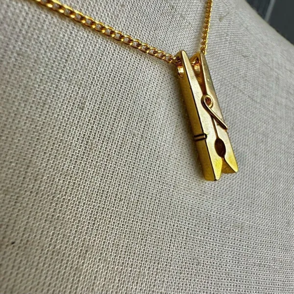 Gold tone clothes pin pendant necklace - Image 3