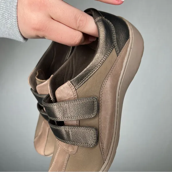 Clark’s | Tan Sneaker Shoe Woman’s‎ Brown and Black Casual Shoes - Image 3