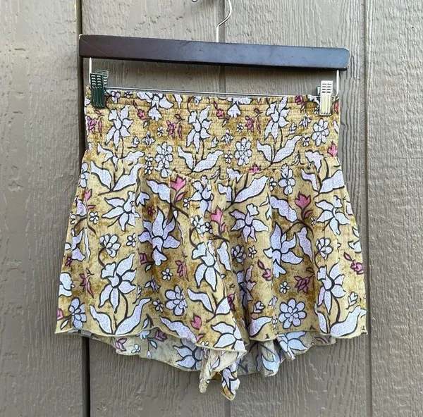 Aerie Womens Shorts Beige Tan Pink Floral Smocked Waist Flowy Size Medium - Image 2