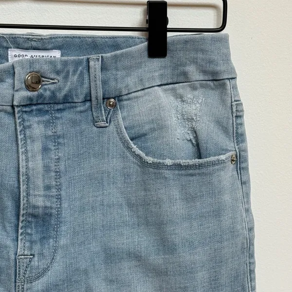 Good American Distressed Light Wash Cropped Jeans Size 12 / 31 - Image 8