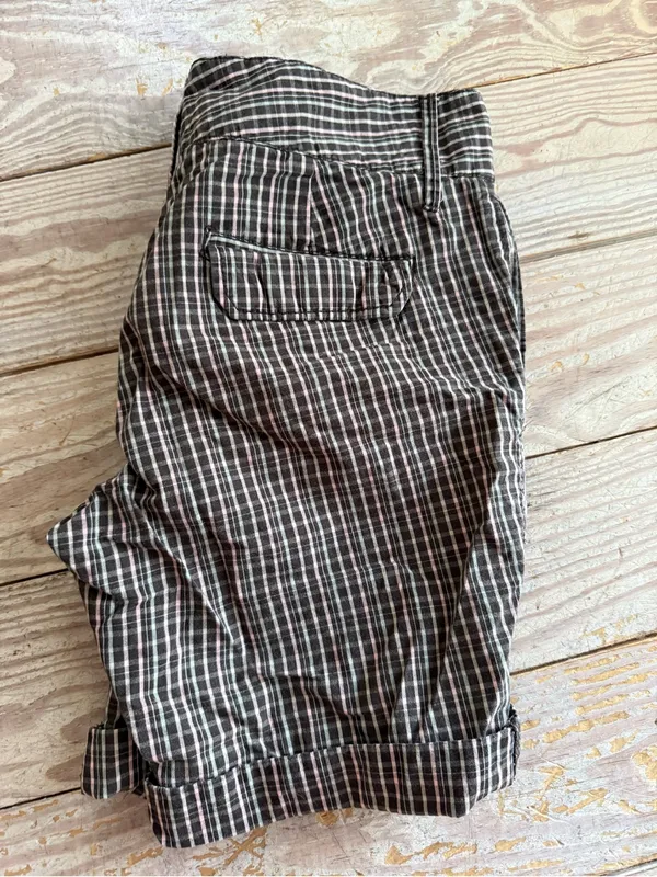 Old Navy Size 10 Mid-Rise Plaid Shorts - Image 4