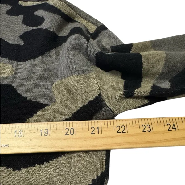 Isaac Mizrahi Green and Black Camo Pullover Knit Crewneck Sweater - Image 8