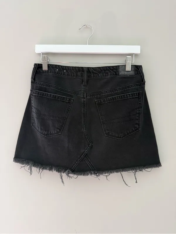 American Eagle Black Distressed Denim Raw Hem Mini Skirt Size 6 - Image 4