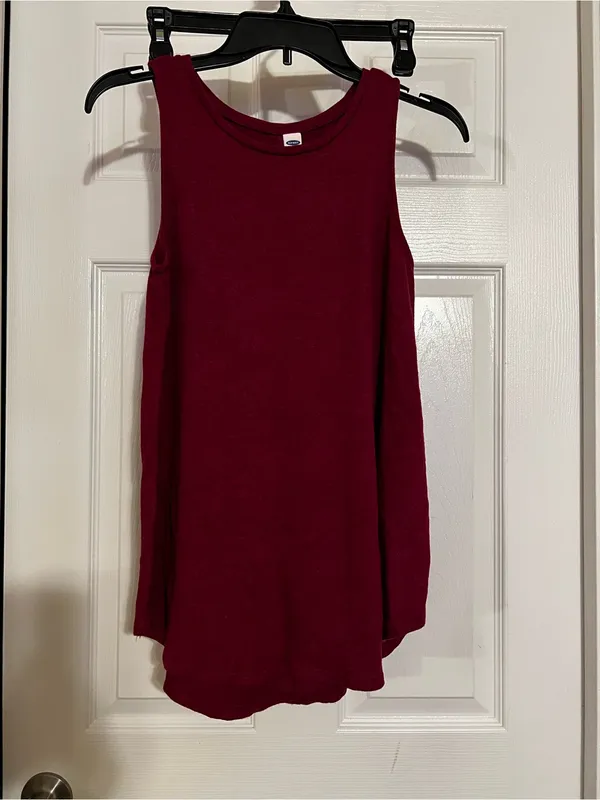 Old Navy Women’s Sleeveless Tank Top in Wine - Image 2