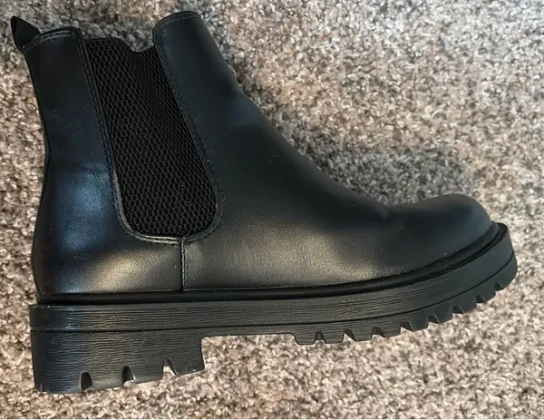 Black boots with a small heel  - Image 3