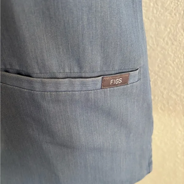 FIGS Scrub Top XXS Light Blue V-Neck Technical Collection Short Sleeve Pockets - Image 3