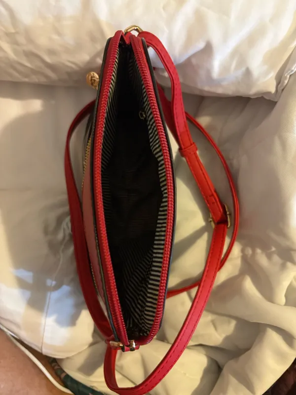 Cute And Classic Crossbody Purse With Plaid Design. - Image 8