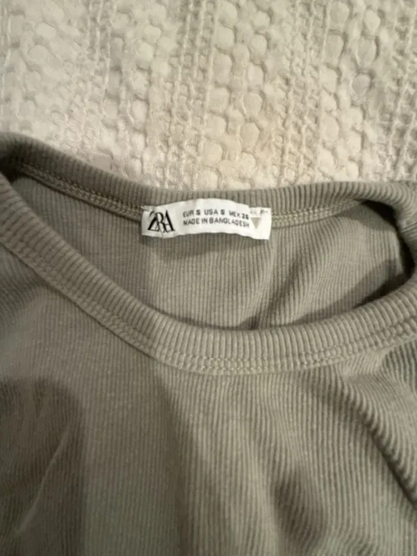Zara Women's Olive Green Ribbed Sleeveless Cropped Tank Top - Image 2