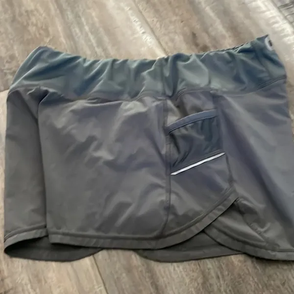 Athleta Running Free Gray Workout Shorts Size Large - Image 4