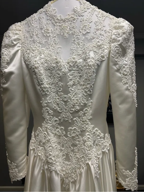 Vintage Ivory Lace Satin Long Sleeve Wedding Dress - Image 4