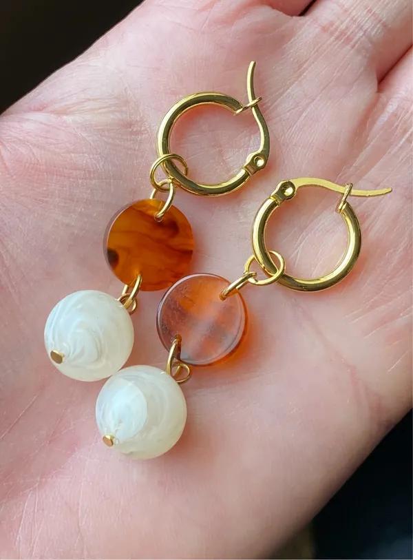 Handmade German acrylic beads & tortoiseshell hoop 2WAY dangle earrings🤎 - Image 4