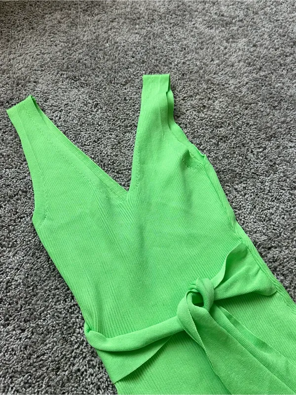 Sleeveless V-Neck Tie-Waist Green Knit Dress - Image 5