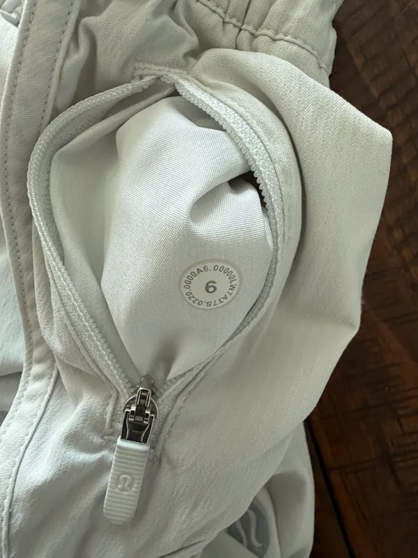 Lululemon Shorts Hotty Hot - Image 4