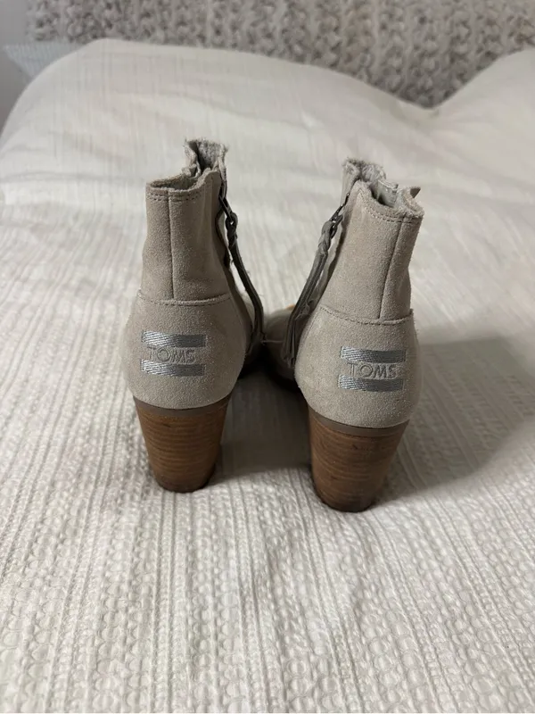 Toms Light Gray Quilted Suede Peep-Toe Ankle Booties - Image 3
