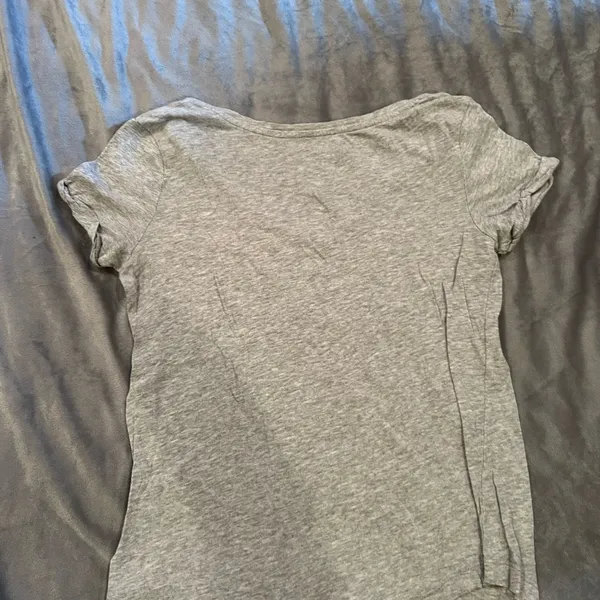 American Eagle Women's Gray V-Neck Tee - Image 3