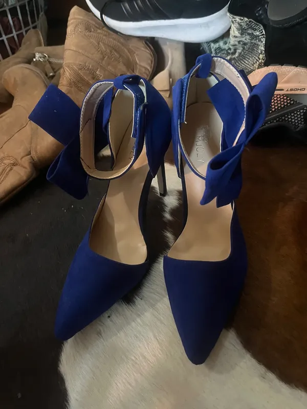 Blue suede heels with bow detail - Image 2